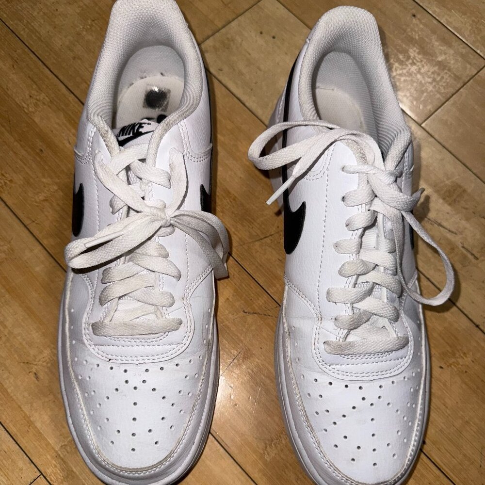 Nike White With Black Swoosh Tennis Shoes- Mens Size 10